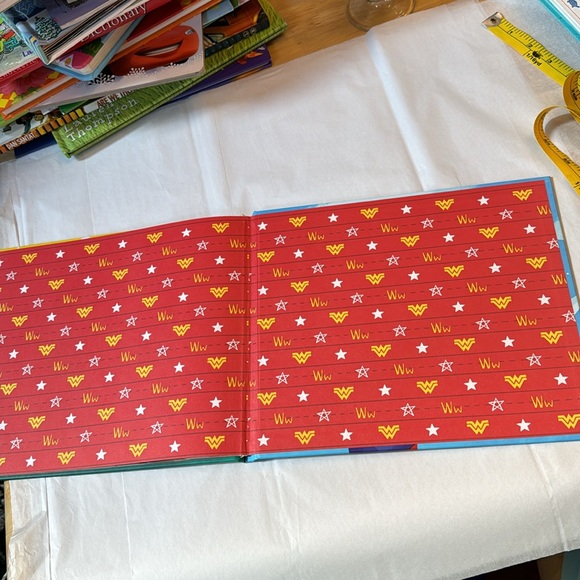 🍀2/10.00🍀 DC Be A Star, Wonder Woman hardcover like new condition - Picture 9 of 12